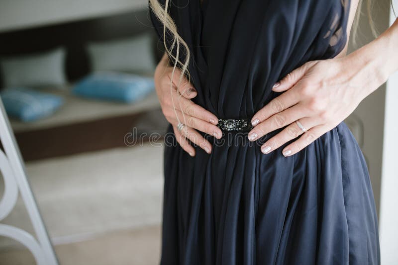Junge Frau in einem schwarzen Gl?ttungskleid lizenzfreies stockbild Junge Frau in einem schwarzen Gl?ttungskleid lizenzfreies stockbild