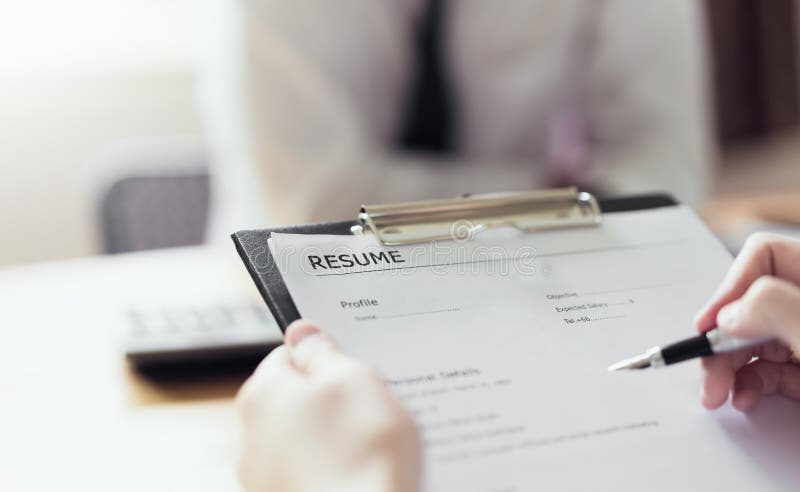 Junge Frau einreichen, Arbeitgeber wieder aufzunehmen, um Bewerbung zu wiederholen lizenzfreies stockfoto Junge Frau einreichen, Arbeitgeber wieder aufzunehmen, um Bewerbung zu wiederholen lizenzfreies stockfoto