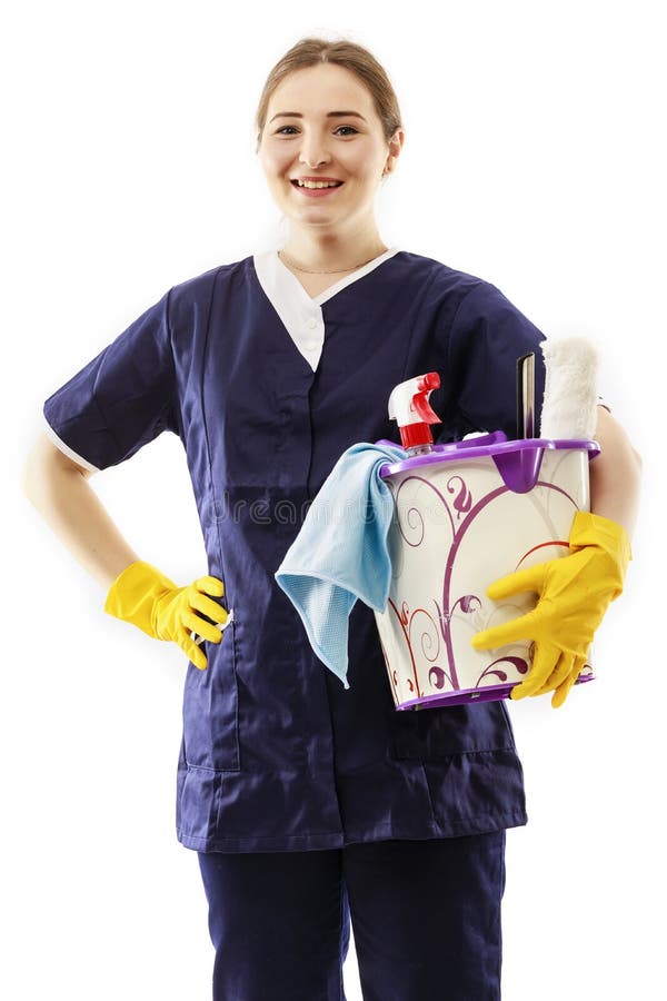 Junge Frau hält Becken mit Reinigungsflüssigkeiten und -lappen in den Händen stockfoto