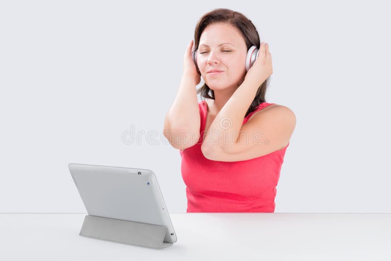 Junge Frau hört Musik