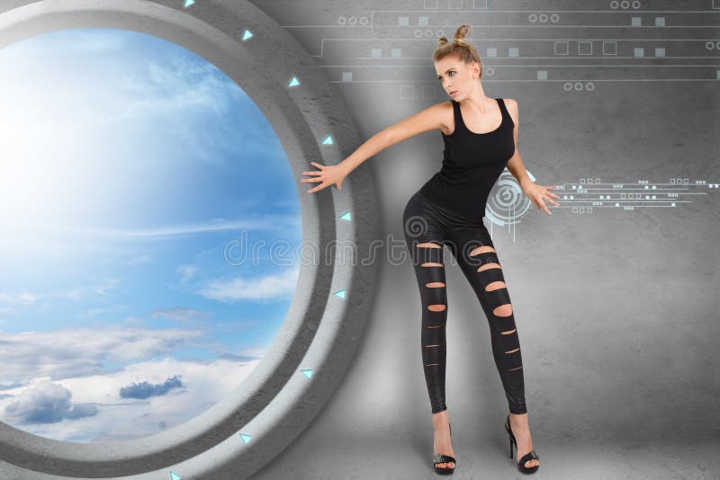Junge Frau im futuristischen Innenraum lizenzfreie stockfotos Junge Frau im futuristischen Innenraum lizenzfreie stockfotos