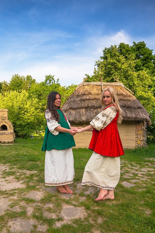 Junge Frau im grauen ukrainischen nationalen Kostüm stockfotografie Junge Frau im grauen ukrainischen nationalen Kostüm stockfotografie