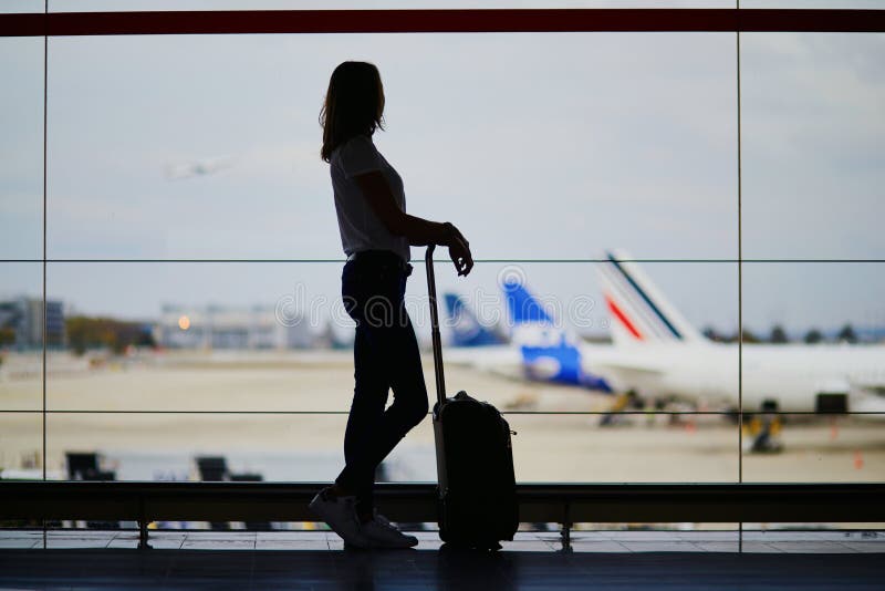 Junge Frau im internationalen Flughafen stockfoto Junge Frau im internationalen Flughafen stockfoto