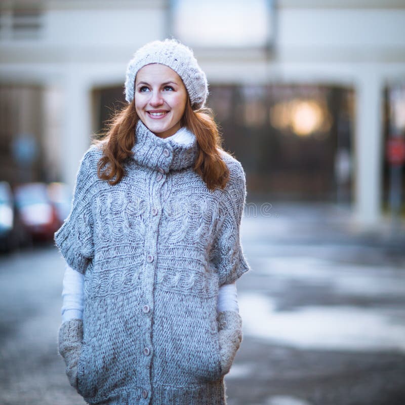 Junge Frau kleidete in einer warmen woolen Wolljacke an stockfotos Junge Frau kleidete in einer warmen woolen Wolljacke an stockfotos