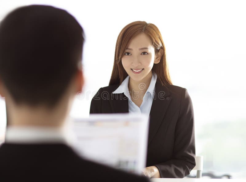 Junge Frau Manager-Interviewing A im B?ro stockbilder Junge Frau Manager-Interviewing A im B?ro stockbilder