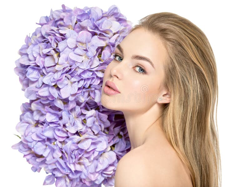 Junge Frau mit Blumenstrauß von Blumen nähern sich Gesicht lizenzfreie stockbilder Junge Frau mit Blumenstrauß von Blumen nähern sich Gesicht lizenzfreie stockbilder
