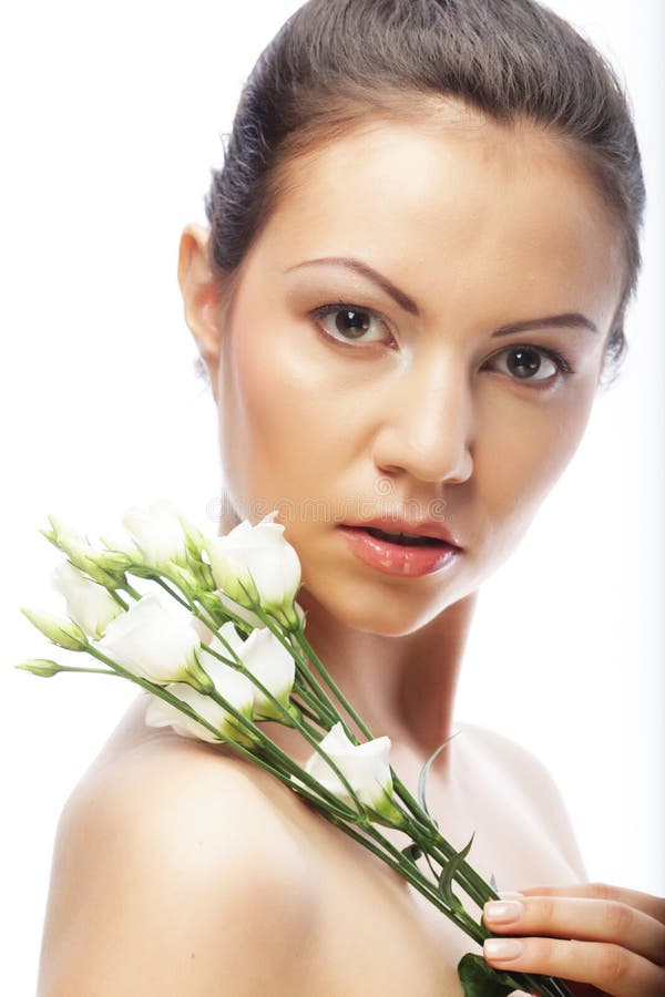Junge Frau mit den weißen Blumen lokalisiert auf Weiß lizenzfreies stockfoto Junge Frau mit den weißen Blumen lokalisiert auf Weiß lizenzfreies stockfoto