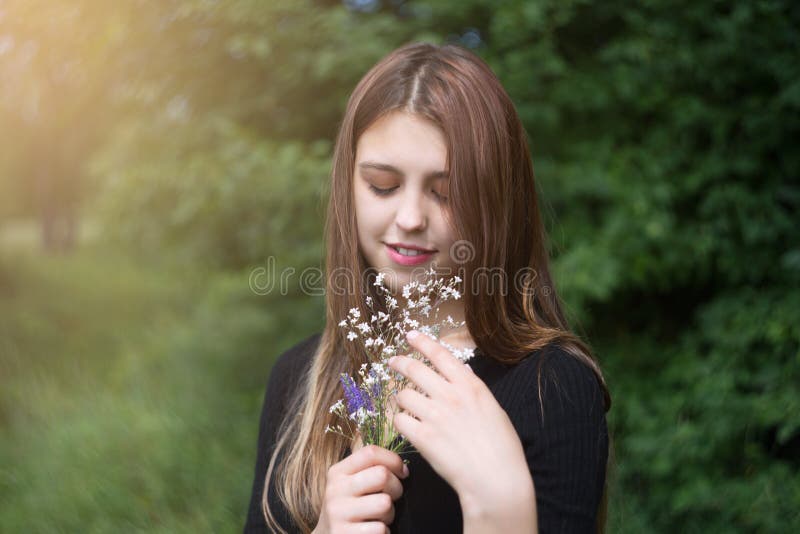 Junge Frau mit einem kleinen Blumenstrauß. stockfotos