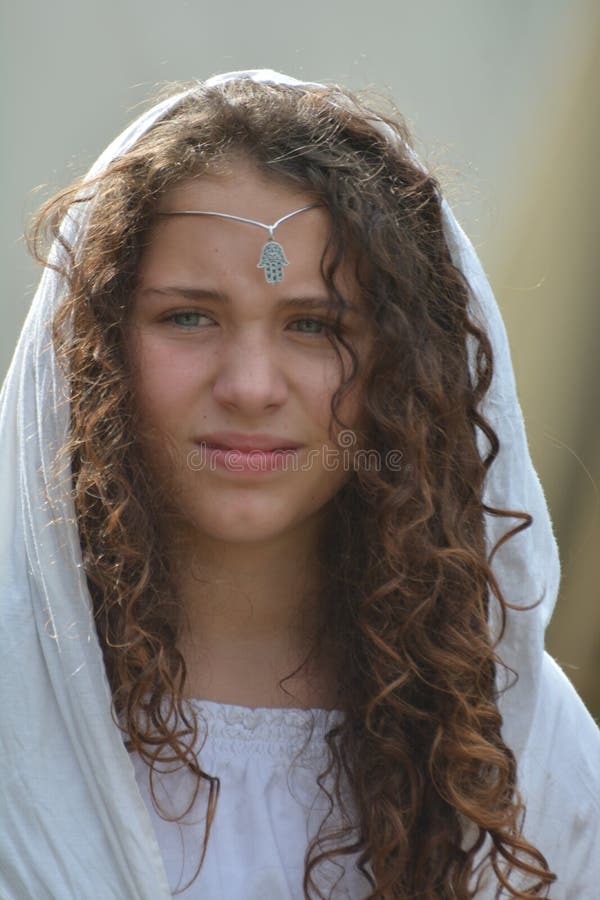 Junge Frau mit Fatima Jewelry stockbild Junge Frau mit Fatima Jewelry stockbild