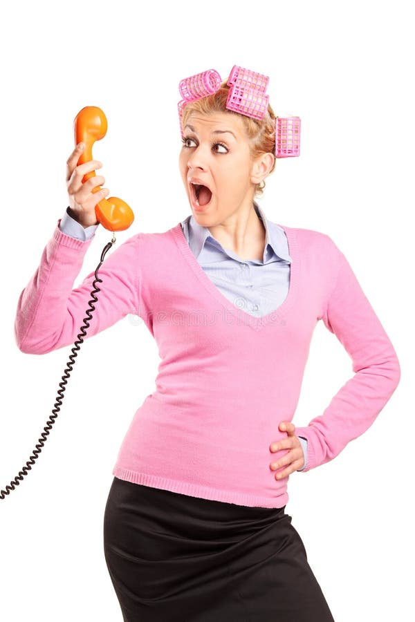 Junge Frau mit Haarrollen kreischend an einem Telefon lizenzfreie stockfotografie Junge Frau mit Haarrollen kreischend an einem Telefon lizenzfreie stockfotografie