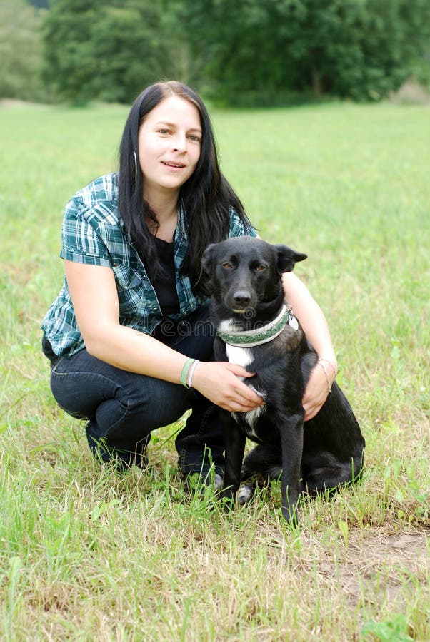 Junge Frau mit Hund stockbild. Bild von jagdhund, köpfe 21228175