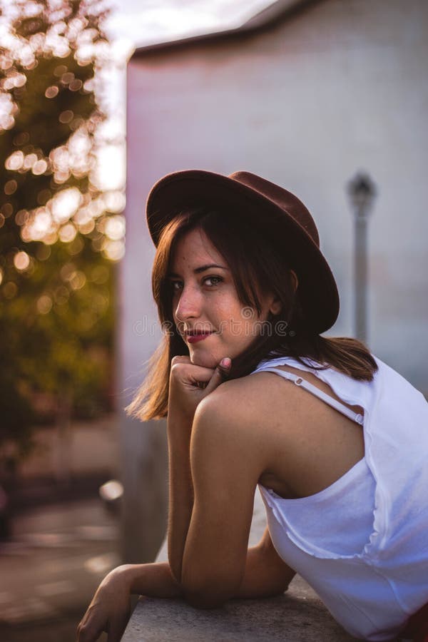 Junge Frau mit Hut Tourismus auf einer Stra?e in Madrid, Spanien genie?end lizenzfreie stockfotografie Junge Frau mit Hut Tourismus auf einer Stra?e in Madrid, Spanien genie?end lizenzfreie stockfotografie