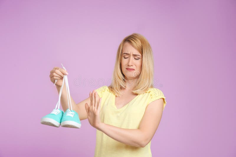 Junge Frau mit stinky Schuhen auf Farbhintergrund stockbild Junge Frau mit stinky Schuhen auf Farbhintergrund stockbild