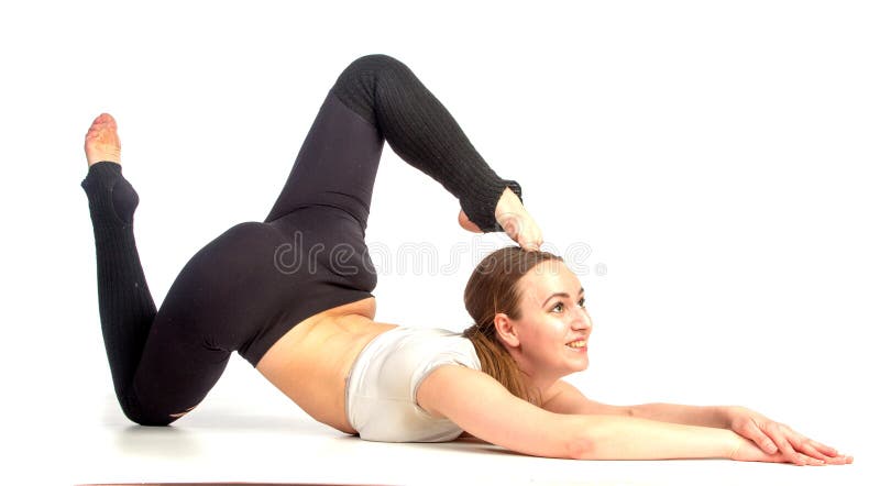Junge Frau in moderner sitzender Yogahaltung lizenzfreie stockbilder