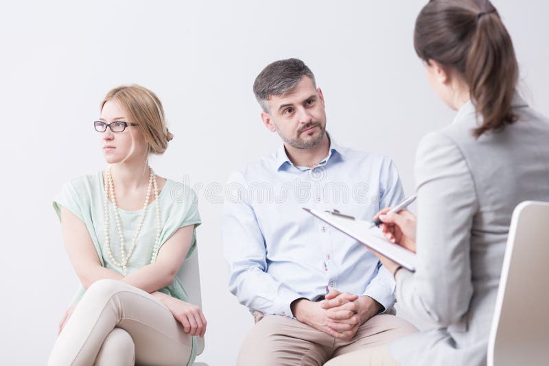 Junge Frau und Mann auf Psychotherapie stockfotos Junge Frau und Mann auf Psychotherapie stockfotos
