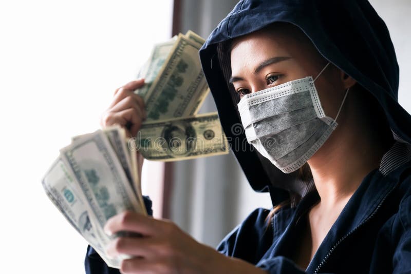 Junge Frauen des Berufshackers glücklich und stolz auf Schnäppchengeld stockfoto