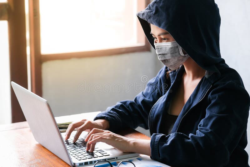 Junge Frauen des Berufshackers mithilfe des Notebooks und der Art Tastatur, um Daten zu stehlen lizenzfreies stockbild