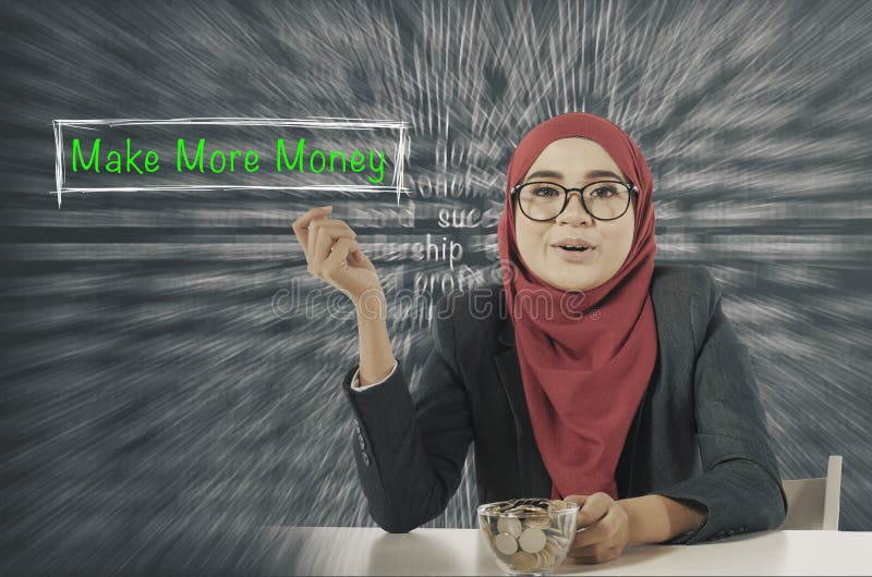 Junge Frauen des Lächelngesichtes mit Wort MACHEN MEHR GELD-Konzept stockfoto Junge Frauen des Lächelngesichtes mit Wort MACHEN MEHR GELD-Konzept stockfoto