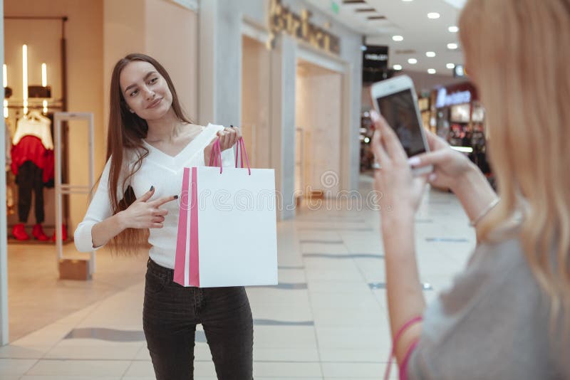 Junge Frauen, die zusammen im Einkaufszentrum kaufen genießen stockbilder Junge Frauen, die zusammen im Einkaufszentrum kaufen genießen stockbilder