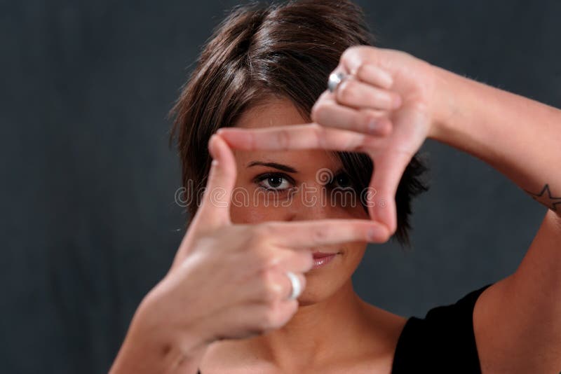 Junge Frauen-Fokus lizenzfreie stockfotos Junge Frauen-Fokus lizenzfreie stockfotos
