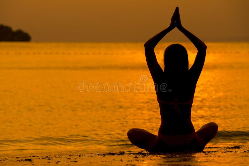 Junge Frauen meditieren, während sie Yoga Meditation, spirituelle Praxis der psychischen Gesundheit mit Silhouette Lotus stellen lizenzfreie stockfotos Junge Frauen meditieren, während sie Yoga Meditation, spirituelle Praxis der psychischen Gesundheit mit Silhouette Lotus stellen lizenzfreie stockfotos