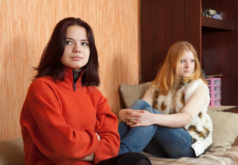 Junge Frauen nach Streit lizenzfreies stockfoto Junge Frauen nach Streit lizenzfreies stockfoto