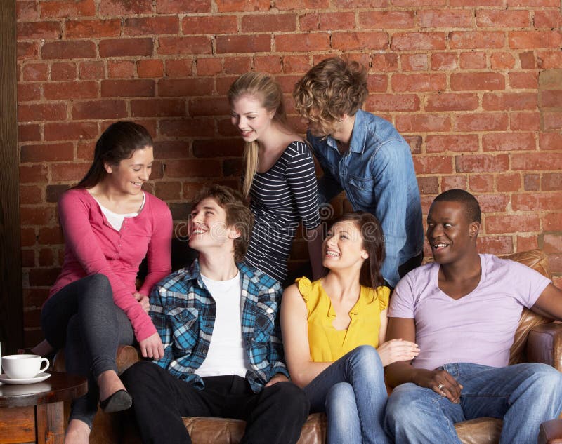 Junge Freunde im Kaffee stockfoto Junge Freunde im Kaffee stockfoto