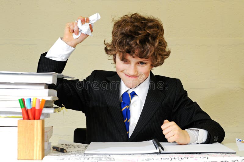 Junge frustriert mit Schulearbeit lizenzfreie stockfotografie Junge frustriert mit Schulearbeit lizenzfreie stockfotografie