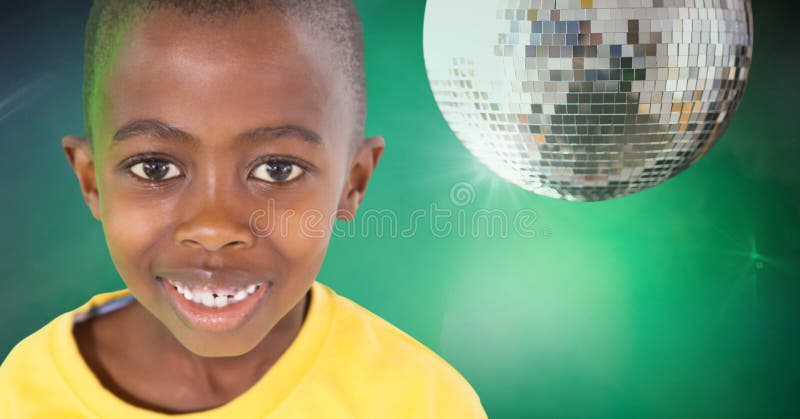 Junge gegen grünen Hintergrund mit Discoballpartei stock abbildung Junge gegen grünen Hintergrund mit Discoballpartei stock abbildung