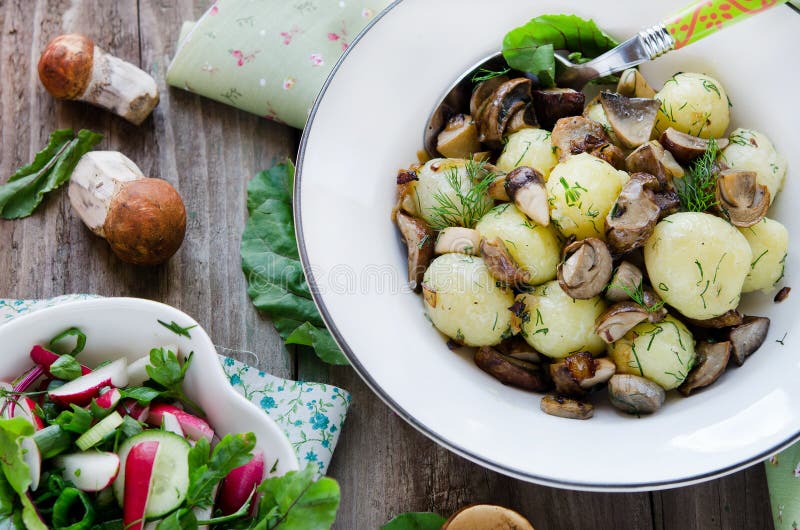 Gekochte Kartoffeln Mit Pilzen Stockfoto Bild von pilzen, kartoffeln