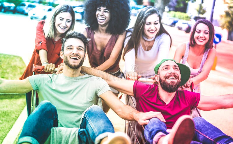 Junge gemischtrassige Freunde, die Spaß zusammen mit Einkaufswagen - tausendjährige Leute teilen Zeit mit Laufkatzen am Handelsma stockfoto Junge gemischtrassige Freunde, die Spaß zusammen mit Einkaufswagen - tausendjährige Leute teilen Zeit mit Laufkatzen am Handelsma stockfoto