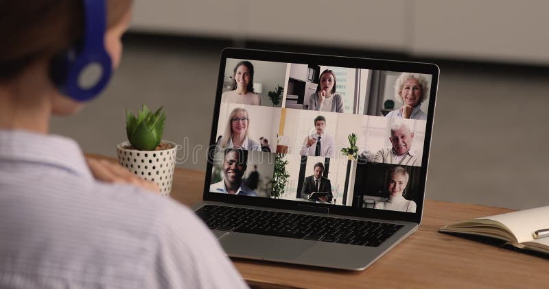 Junge Geschäftsdame in den Kopfhörern Videokonferenzsitzung abhalten, die.