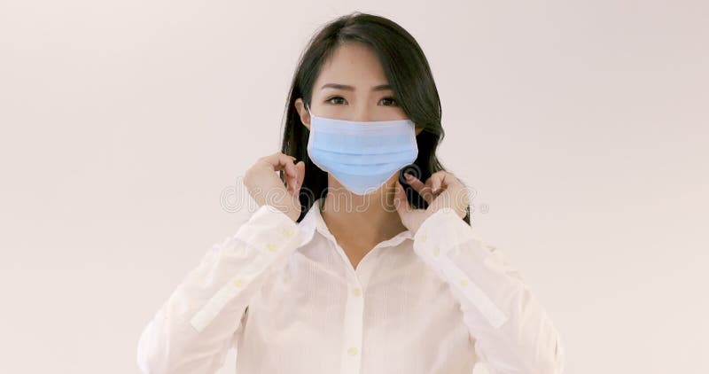 Junge Geschäftsfrau, die medizinische Maske trägt
