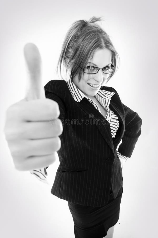 Junge Geschäftsfrau, die okayzeichen anzeigt lizenzfreies stockfoto Junge Geschäftsfrau, die okayzeichen anzeigt lizenzfreies stockfoto