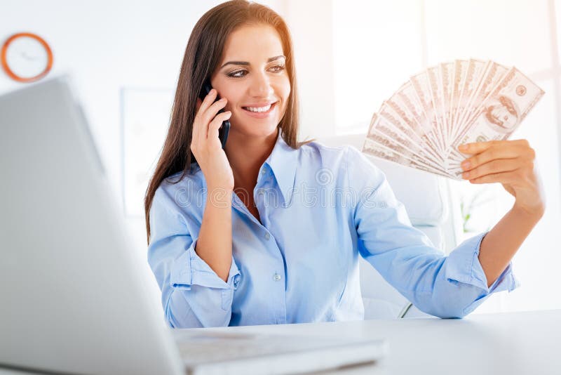 Junge Geschäftsfrau With Dollars lizenzfreie stockfotos Junge Geschäftsfrau With Dollars lizenzfreie stockfotos