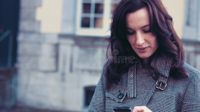 Junge Geschäftsfrau mit Smartphone außerhalb des Büros