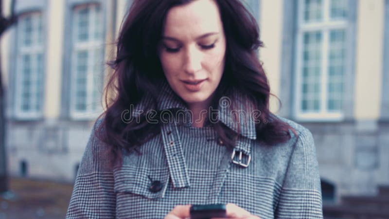 Junge Geschäftsfrau mit Smartphone außerhalb des Büros