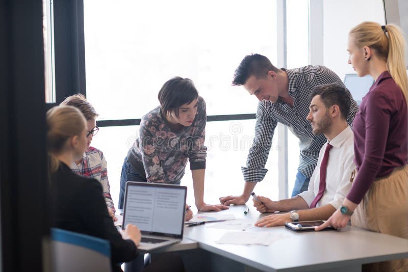 Junge Geschäftsleute Gruppe auf Sitzung im modernen Büro lizenzfreie stockfotos
