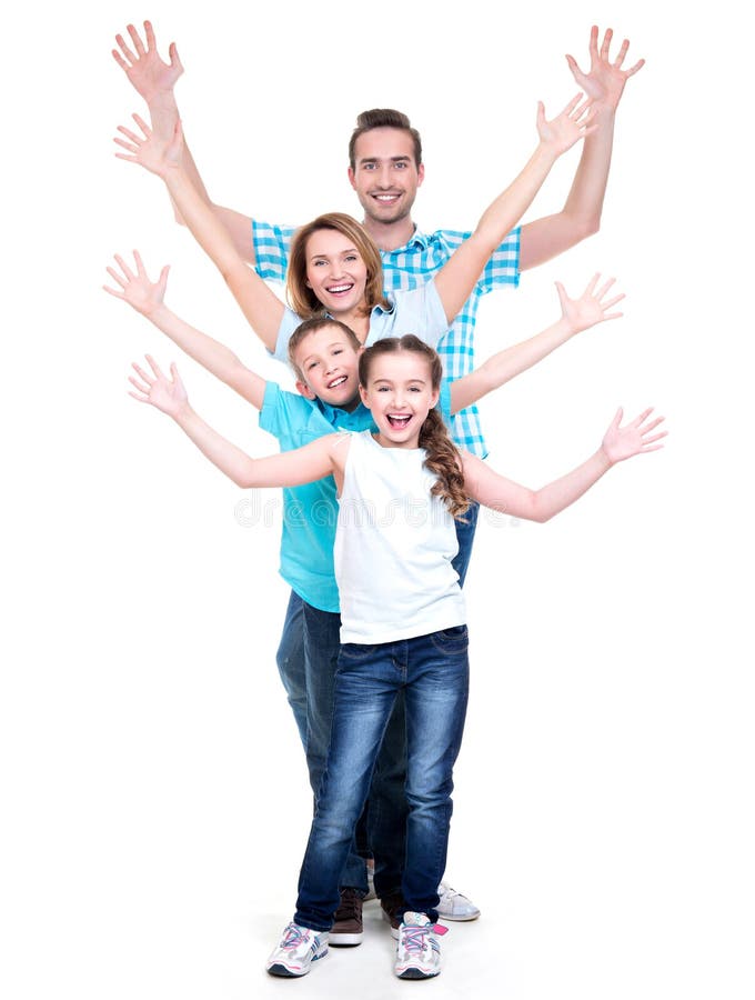 Junge glückliche Familie mit Kindern hob Hände oben an stockbilder Junge glückliche Familie mit Kindern hob Hände oben an stockbilder
