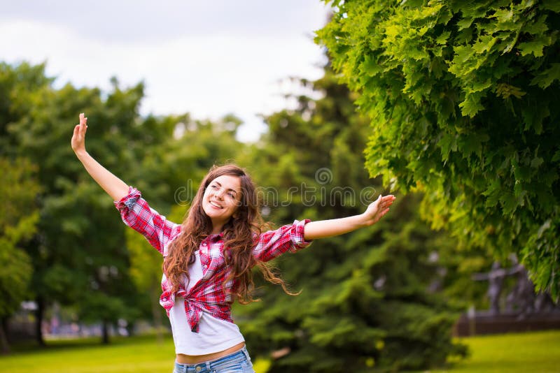 Junge glückliche Frau im Park stockfotos Junge glückliche Frau im Park stockfotos