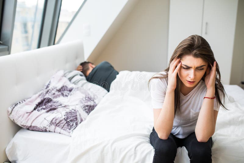 Junge Heterosexuellpaare im Schlafzimmer lizenzfreies stockbild Junge Heterosexuellpaare im Schlafzimmer lizenzfreies stockbild