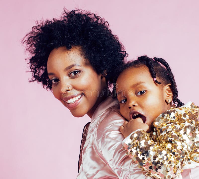 Junge hübsche Afroamerikanermutter mit kleiner netter Tochter h lizenzfreie stockbilder Junge hübsche Afroamerikanermutter mit kleiner netter Tochter h lizenzfreie stockbilder