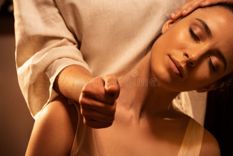 Junge hübsche Frau hat Thai-Massage Enge Nackenausdehnung Konzept der Wellnessbehandlungen