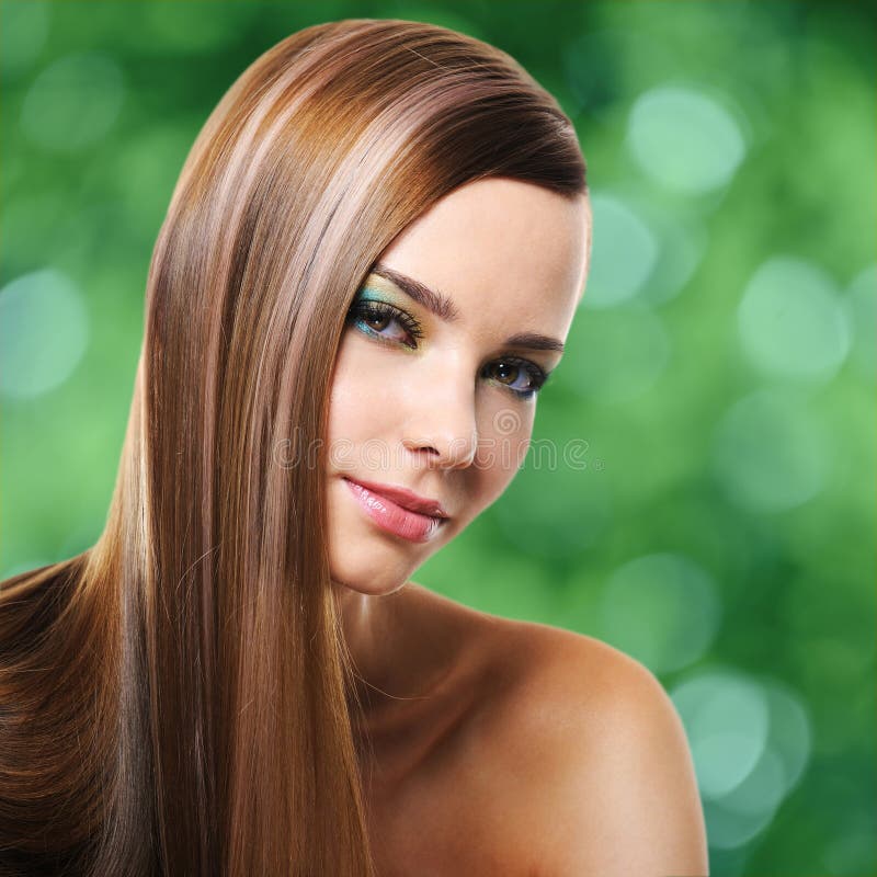 Junge hübsche Frau mit den langen geraden Haaren stockbild Junge hübsche Frau mit den langen geraden Haaren stockbild