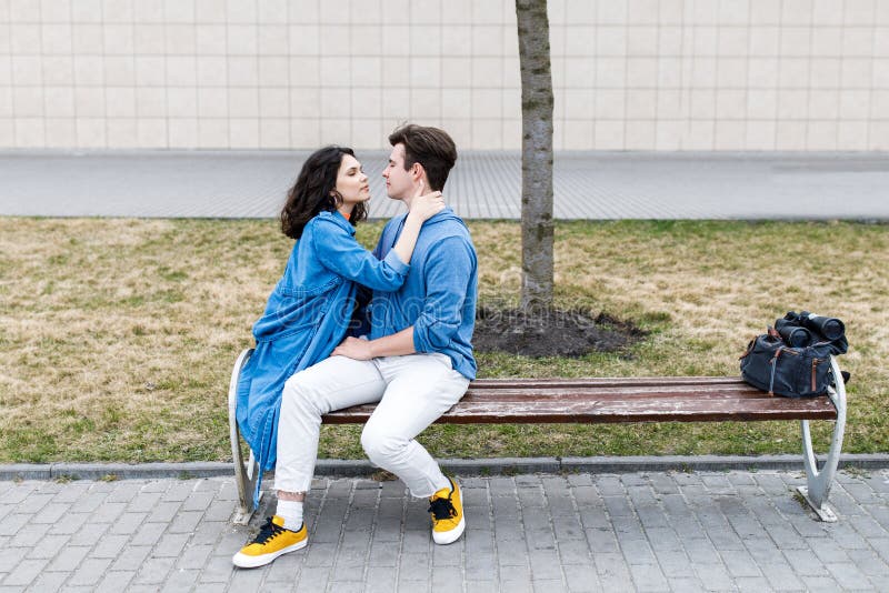 Junge h?bsche Paare - Junge und M?dchen verbringen Zeit zusammen Eine romantische Sitzung von zwei jungen Leuten stockfotografie Junge h?bsche Paare - Junge und M?dchen verbringen Zeit zusammen Eine romantische Sitzung von zwei jungen Leuten stockfotografie