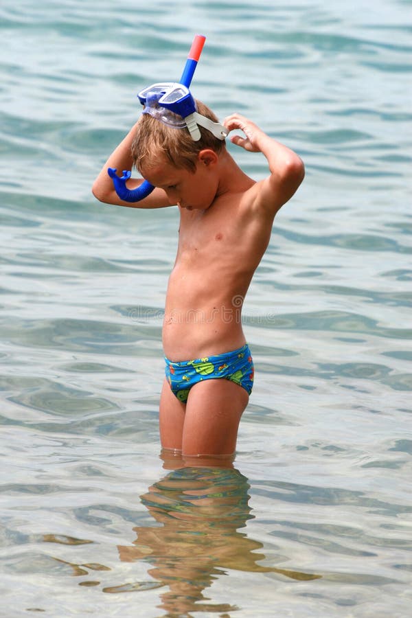 Junge im Wasser stockfoto