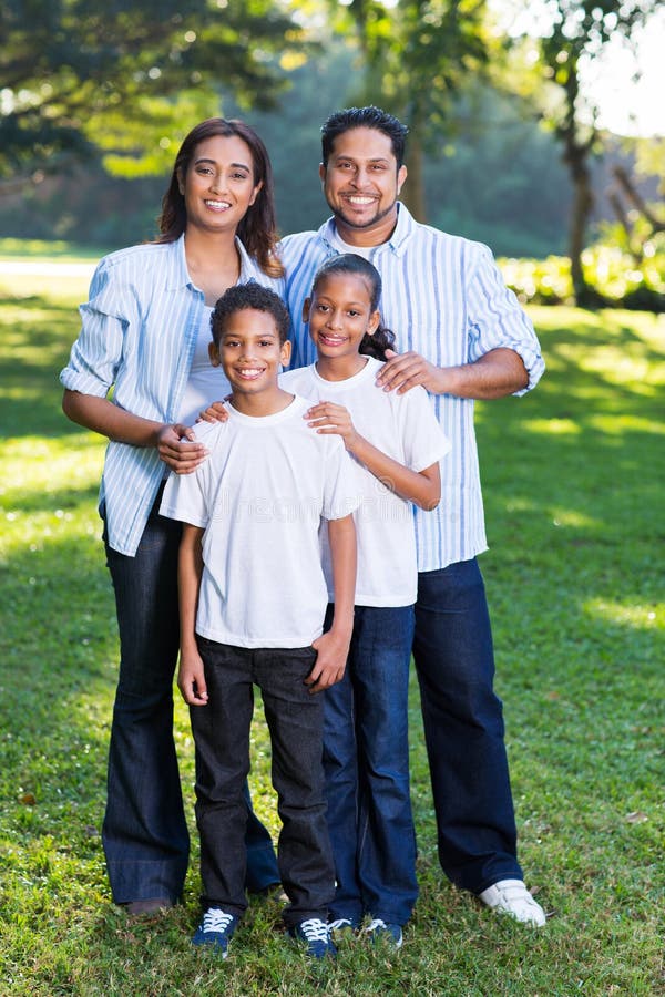 Junge indische Familie stockbild. Bild von attraktiv - 41856055