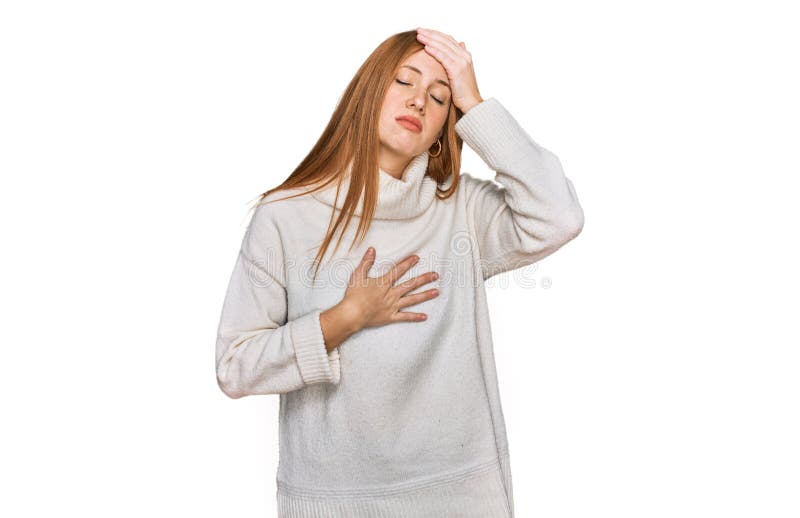Junge irische Frau mit gelegentlichem Winterpulli, die die Stirn für Krankheit und Fieber, Grippe und kaltes Virus berührt lizenzfreies stockbild