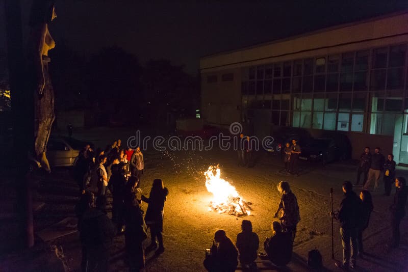 Junge Jugendliche, die in Feuer ihre Furcht werfen lizenzfreies stockbild Junge Jugendliche, die in Feuer ihre Furcht werfen lizenzfreies stockbild