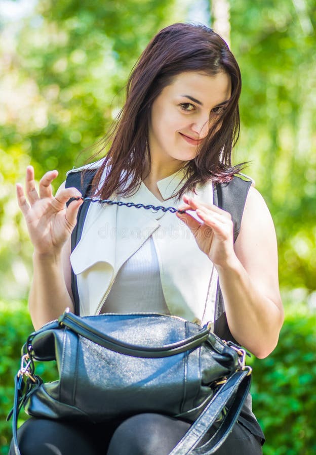 Junge kaukasische Geschäftsfrau in der stilvollen Kleidung im Park lizenzfreies stockfoto Junge kaukasische Geschäftsfrau in der stilvollen Kleidung im Park lizenzfreies stockfoto